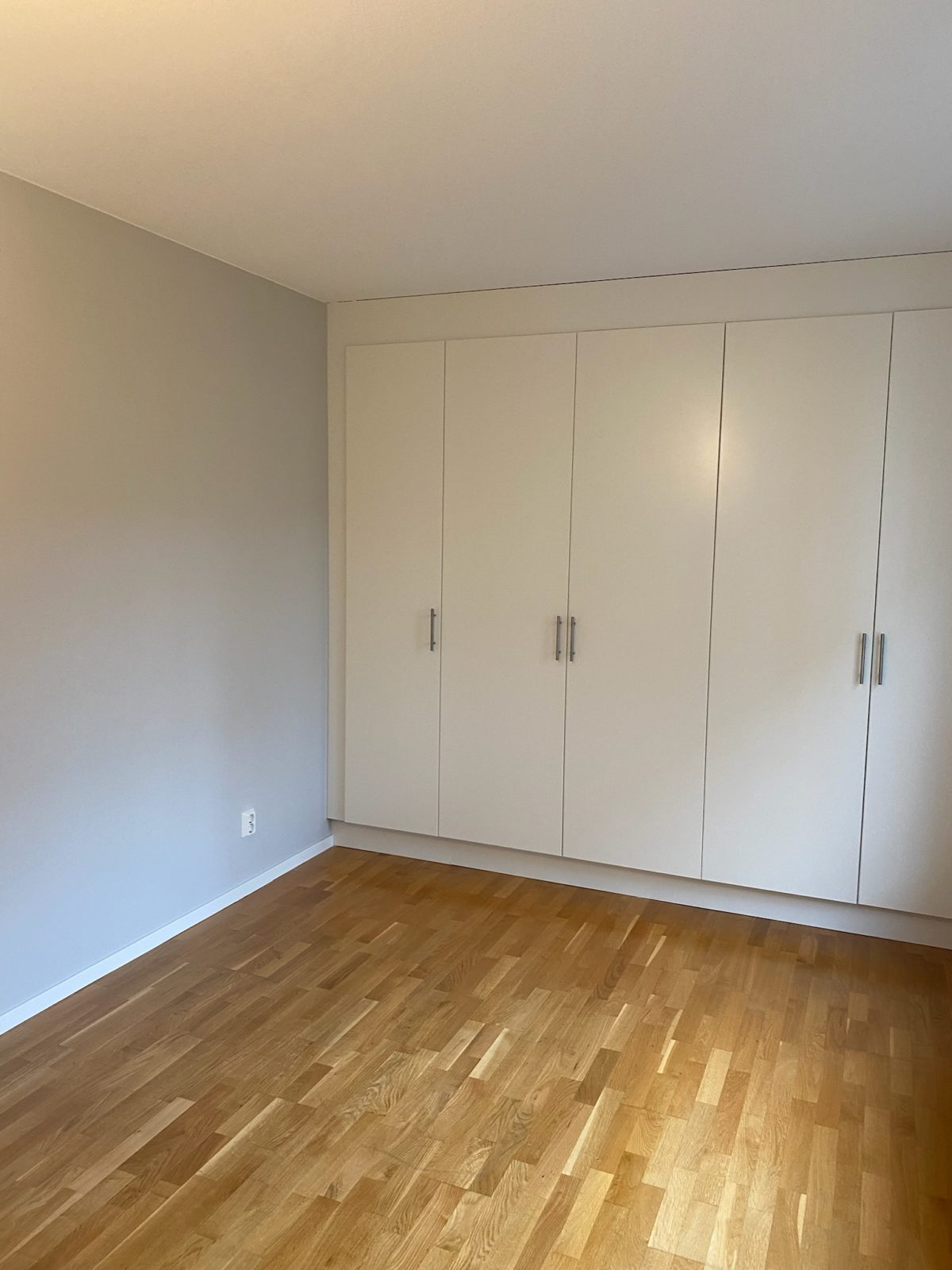 Rum med garderober efter målning