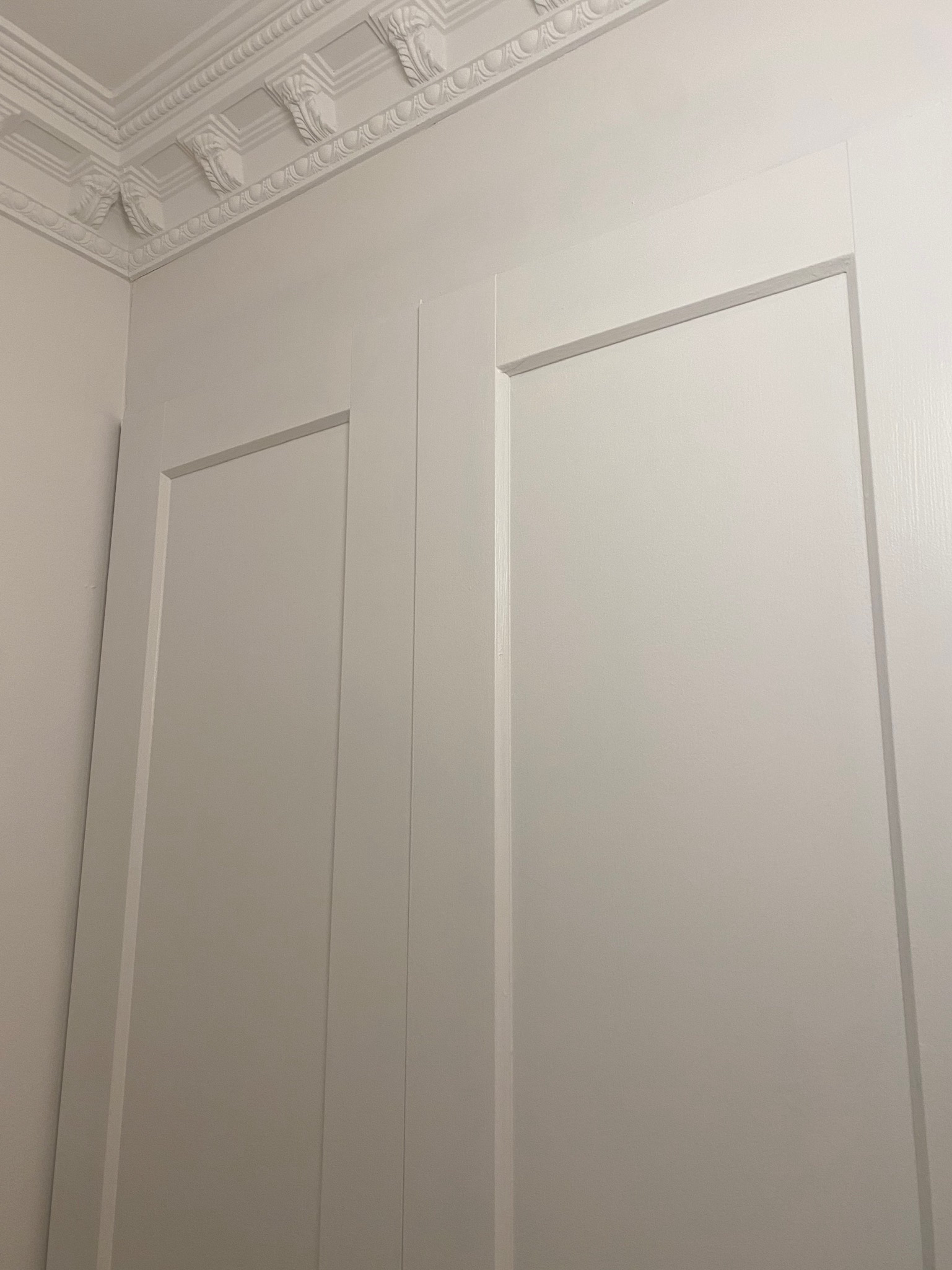 Sekelskifteslägenhet med stuckatur efter målning, bild 8