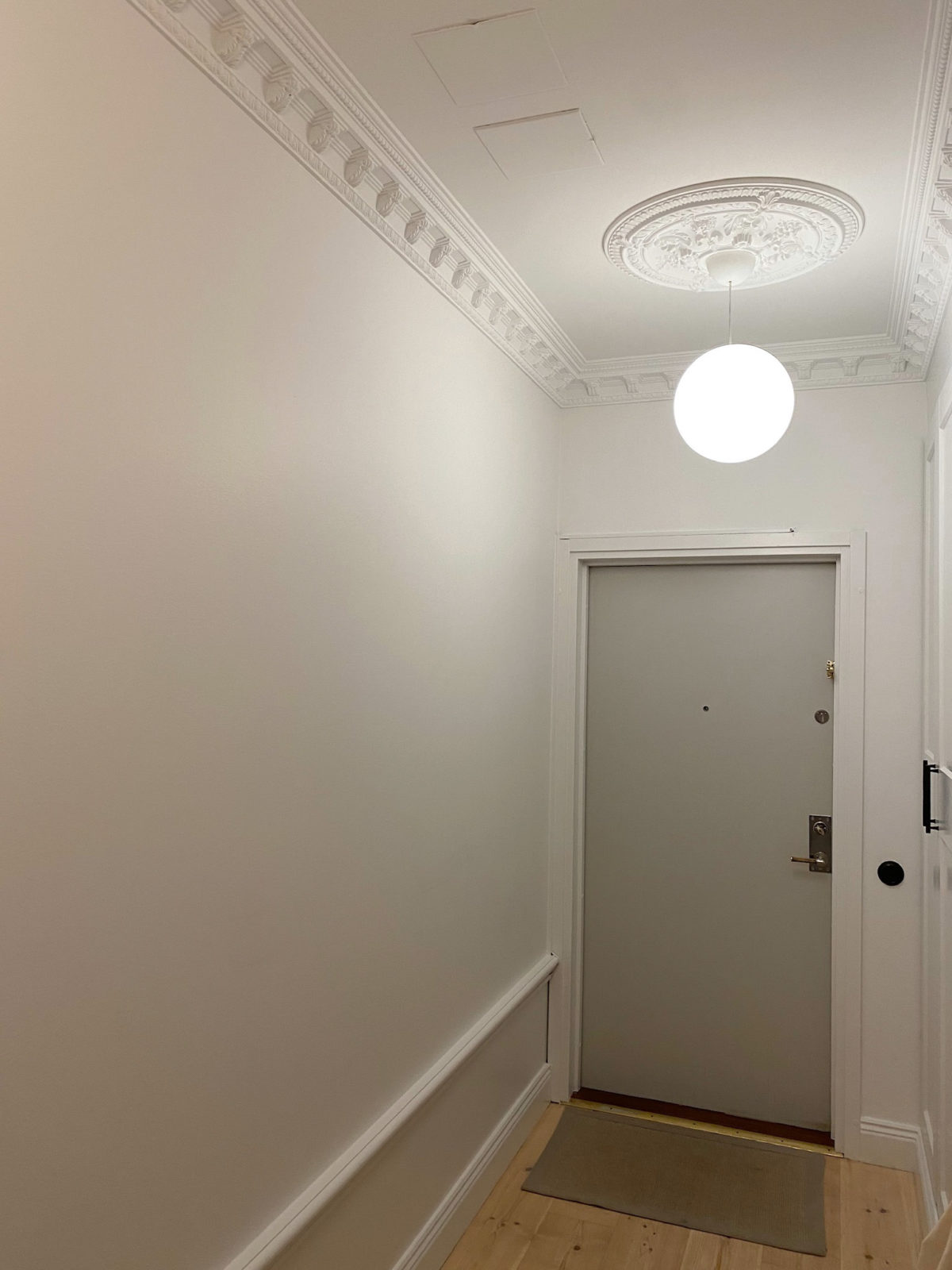 Sekelskifteslägenhet med stuckatur efter målning, bild 4