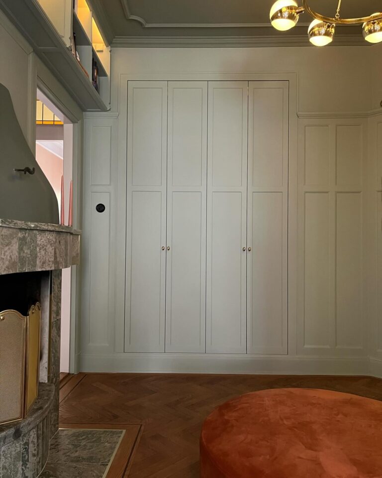 Platsbyggda garderober efter målning, bild 1 av 2