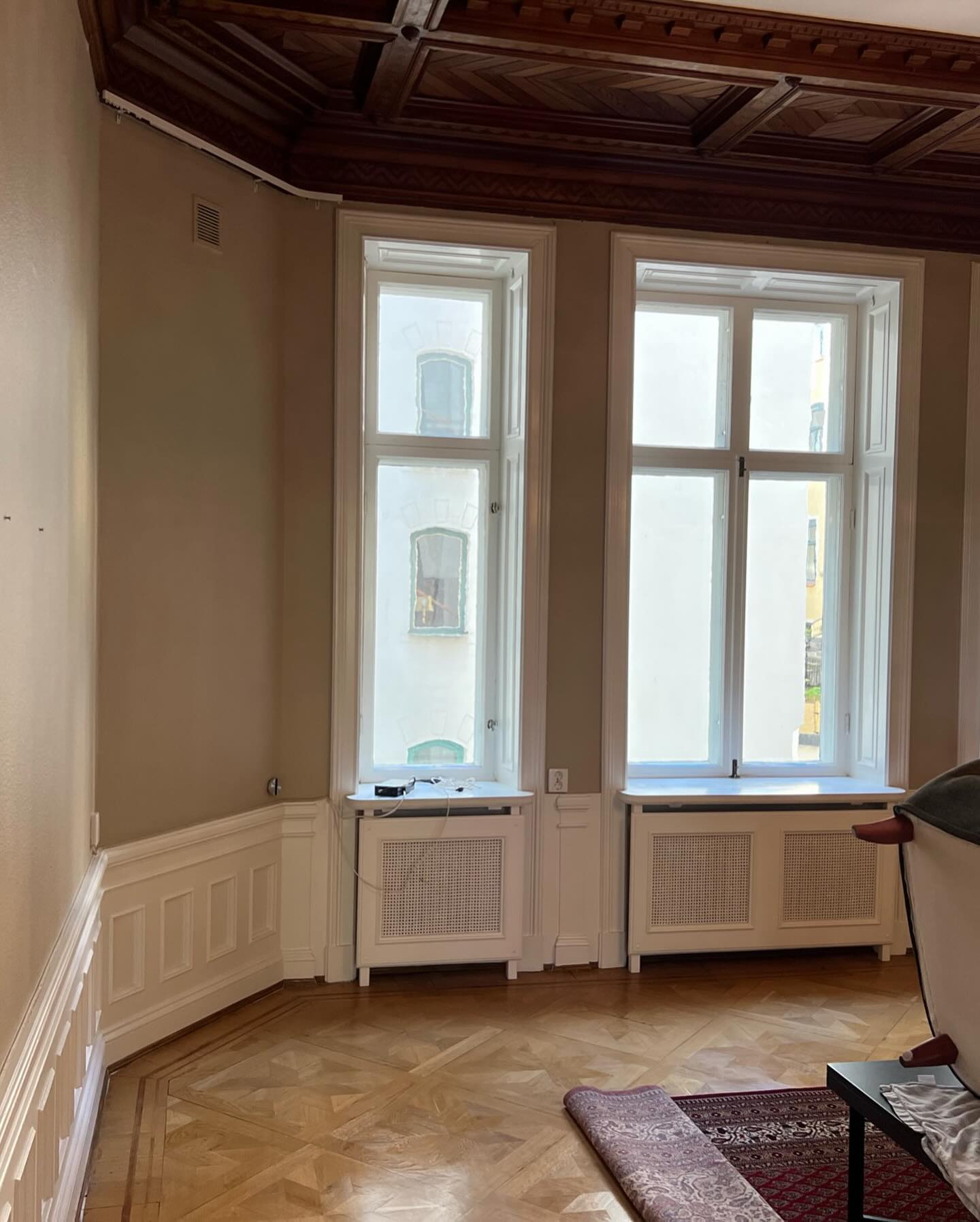Burspråk med höga fönster och vita fönsterbänkar