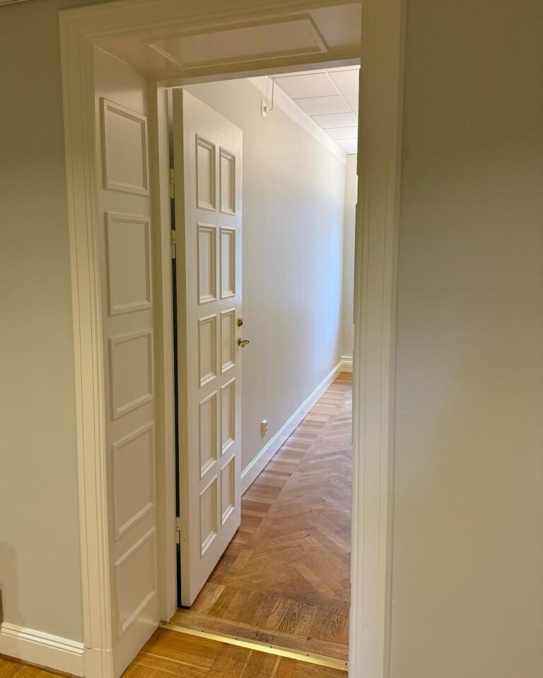 Kontor efter målning, bild 1 av 8