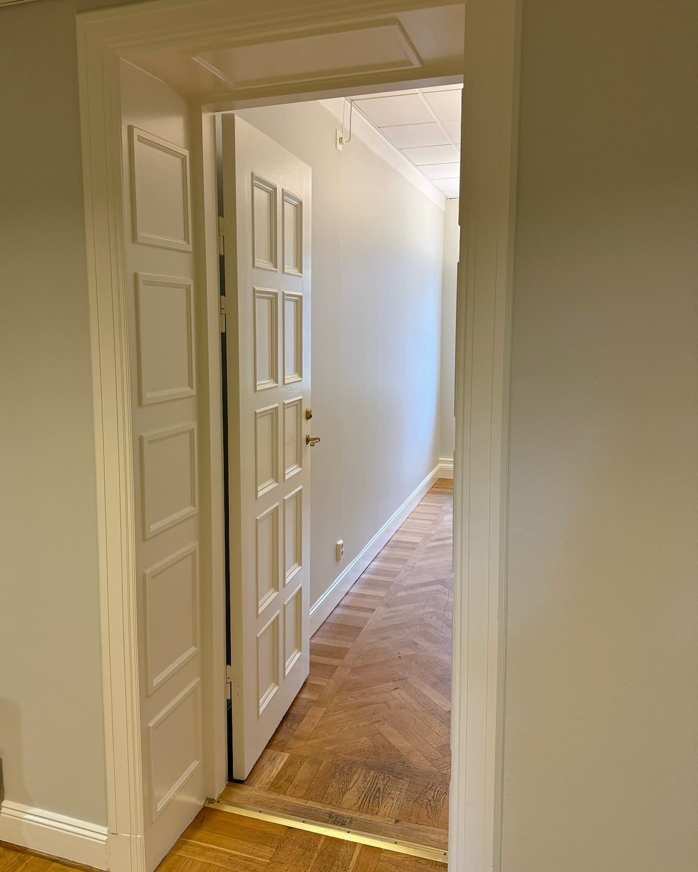 Kontor efter målning, bild 1 av 8