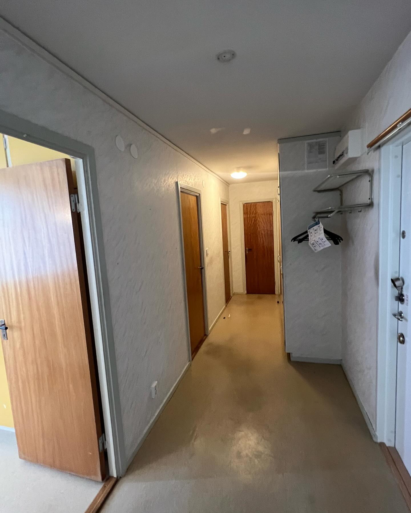 Hallen mot entrédörren före målning