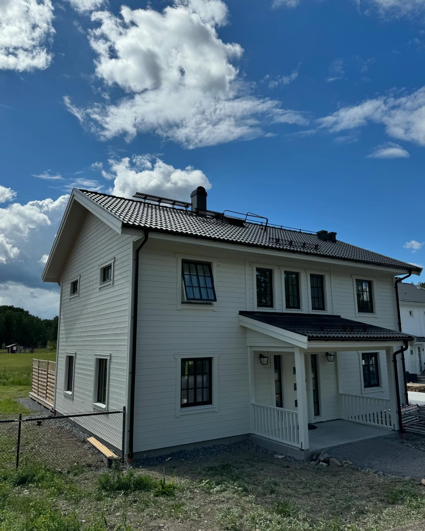 Huset från sidan med entré och tak över dörren