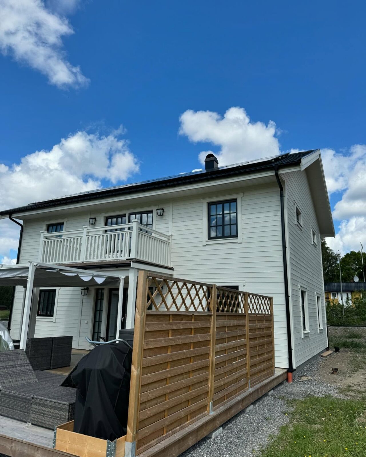 Baksidan med balkong efter målning
