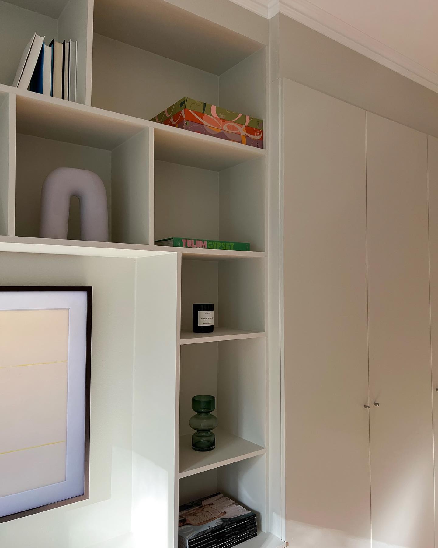 Detalj av platsbyggd hylla och garderob