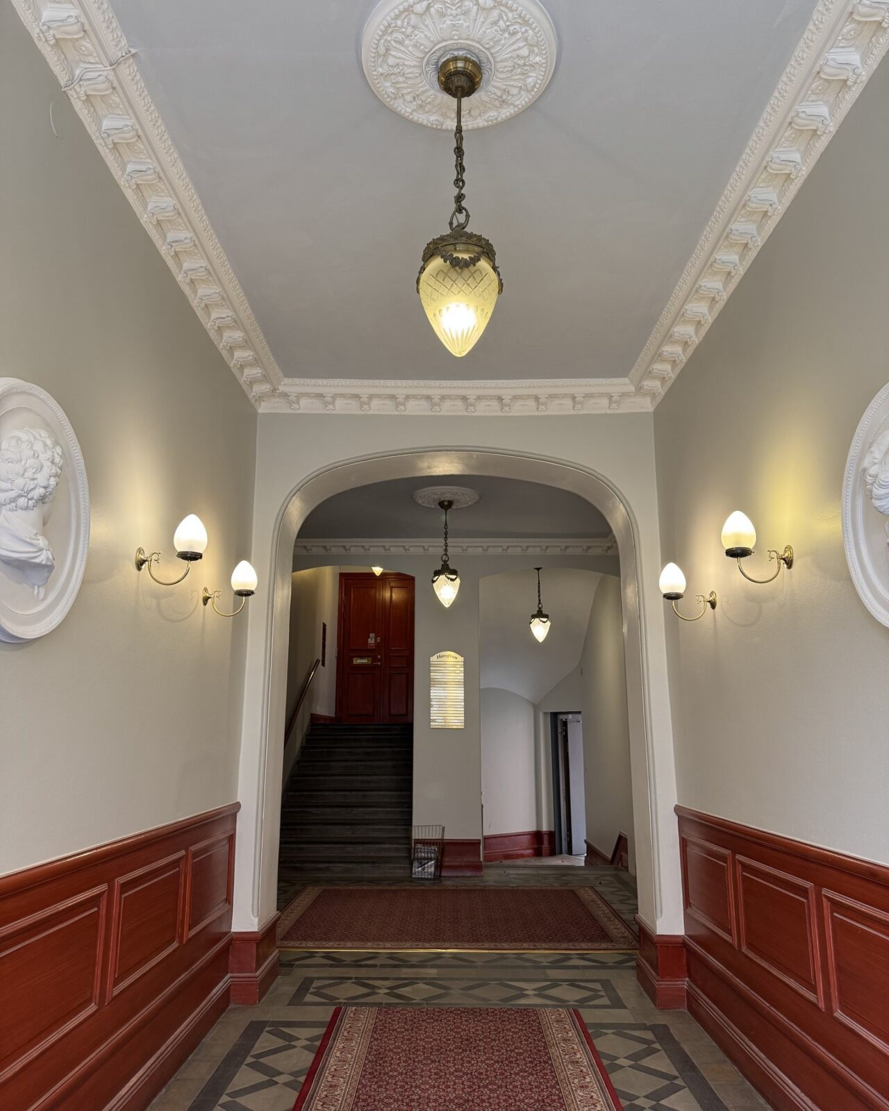 Trapphus i sekelskiftesfastighet efter målning, bild 1 av 3