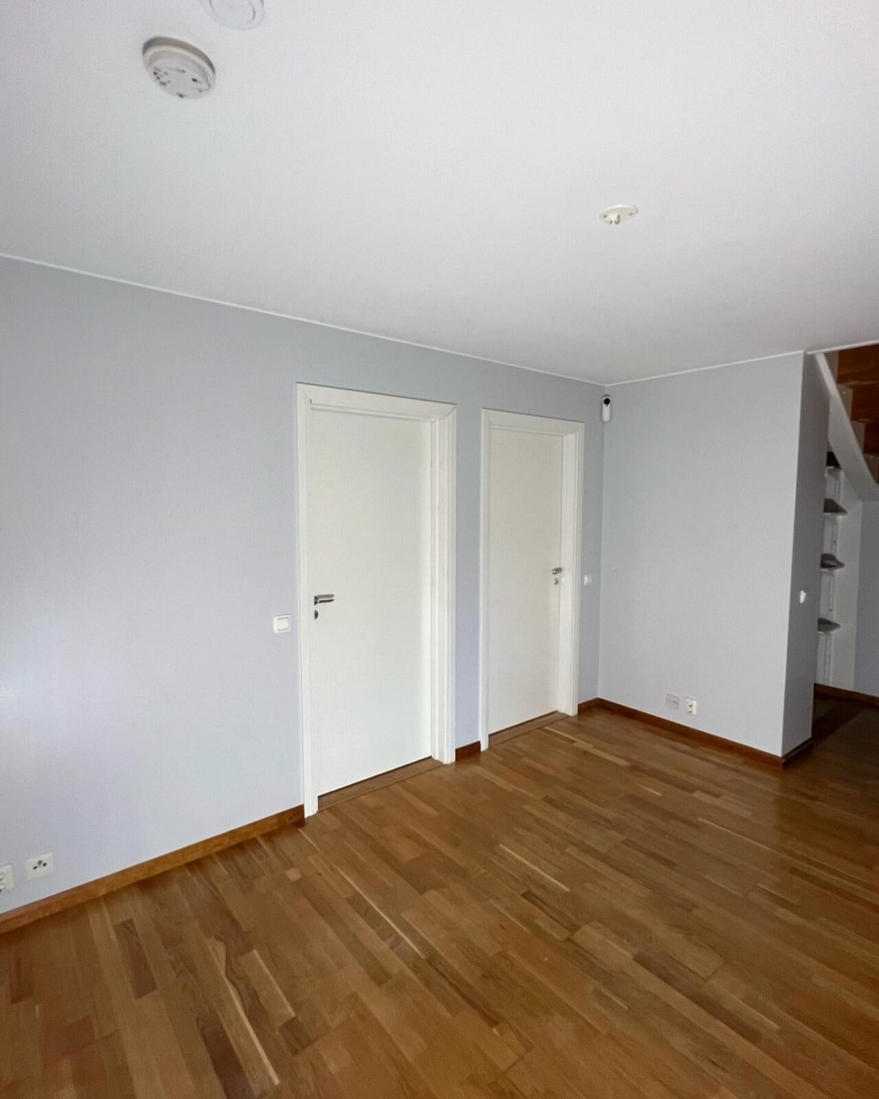 Nya väggar och trappa i villa efter målning, bild 4 av 4